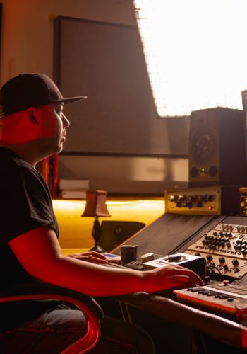 Daniel Gonzalez Chung produciendo discos en Gong Estudio